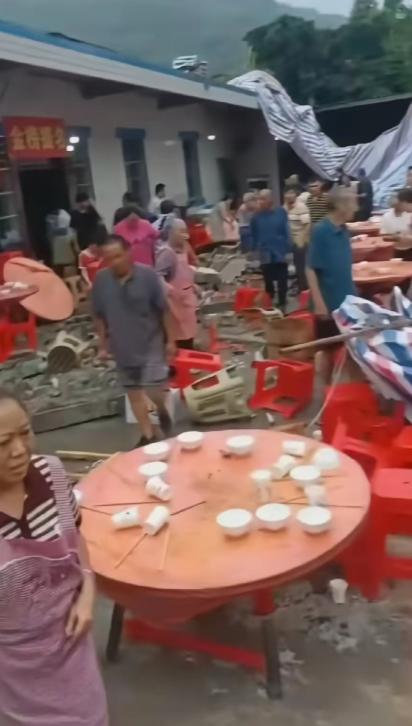 这真是倒了八辈子血霉，好好的一场“升学宴”，眨眼就变成了人间炼狱。 8月18