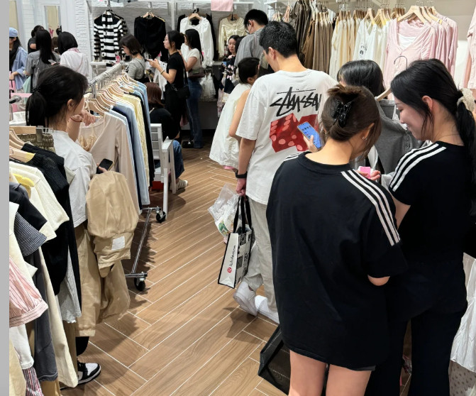 大家现在买衣服会看面料吗？曾经，很多年轻人买衣服只看款式、颜色和价格标签，但现在