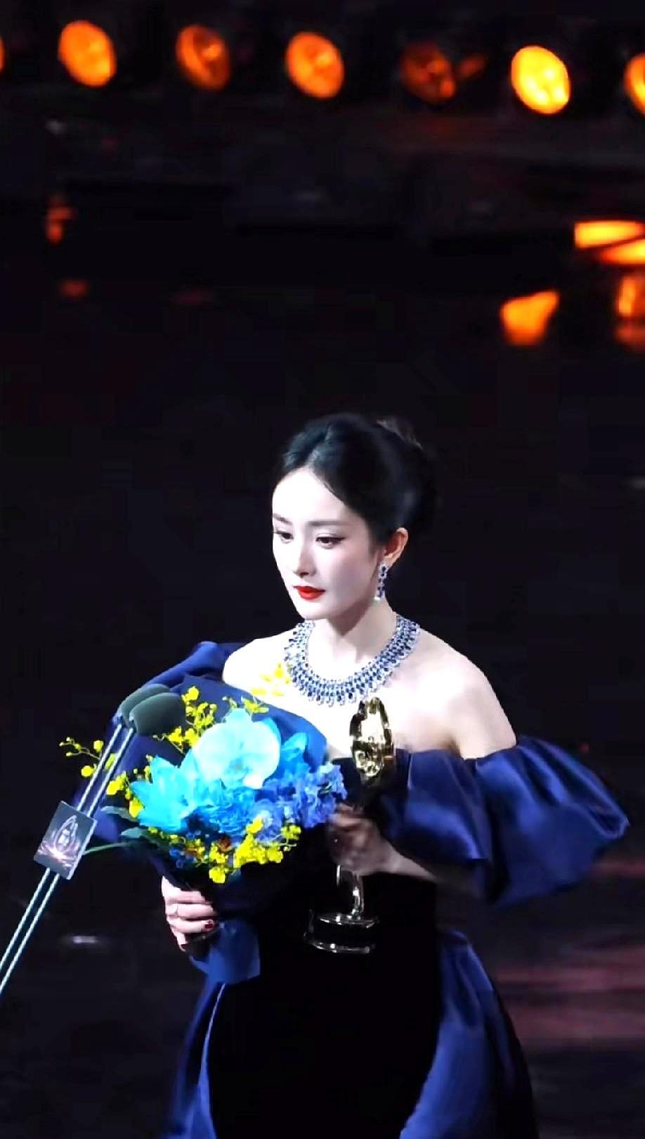 微博之夜后台炸了，肖战的名字贴被人从沙发上撕掉，杨幂坐下那一刻，前排瞬间空了一大