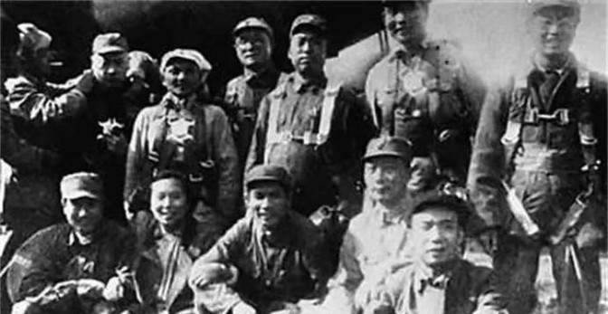 1945年8月，美军观察组答应毛主席，用运输机运送共产党普通干部回前线。可美军联