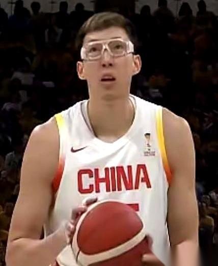 一个人在内线肉搏，四个人站在外面当观众。真的，我每次看球都纳闷，这篮球不是五项