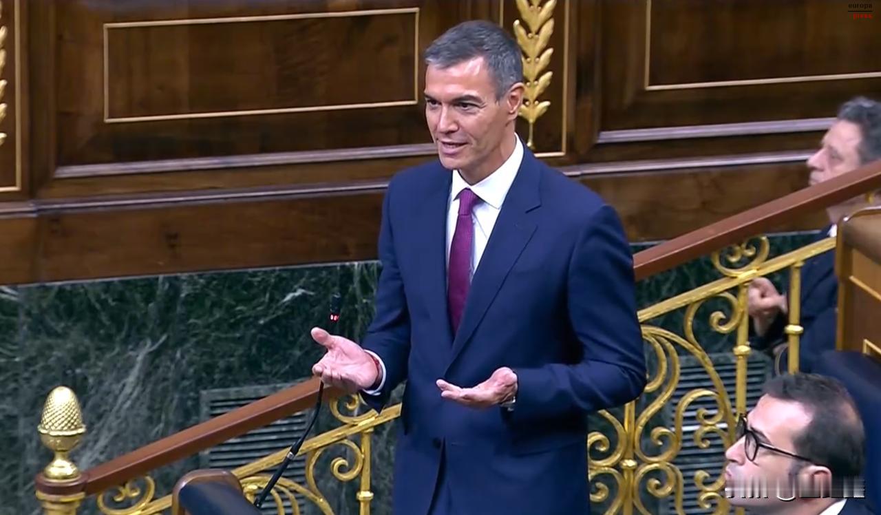 "我可能是条狗，但不像你，我没有主人"——西班牙首相国会一句话，全场沸腾在国