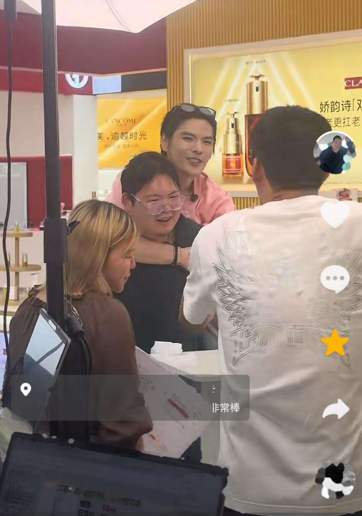 向佑终于发文了。昨晚跟着哥哥向佐一起出现在直播间后，他用一句“兄弟齐心，其利断金