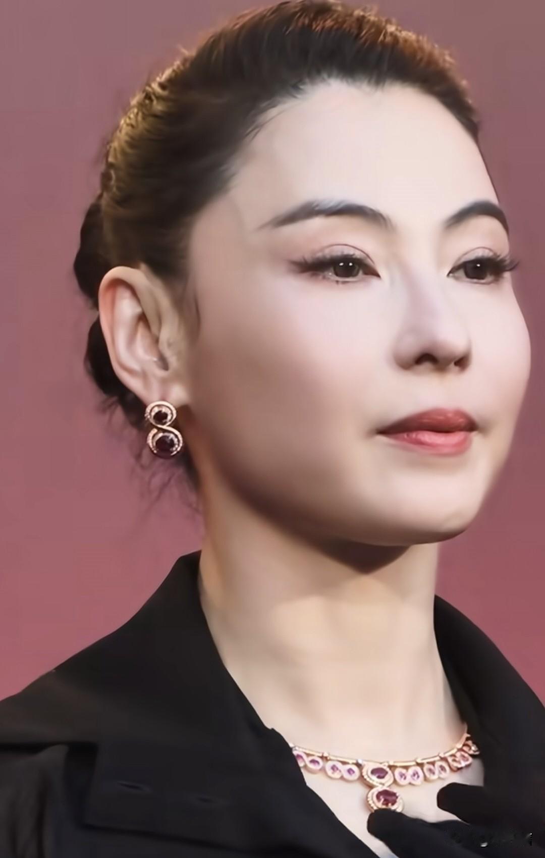 比起美人迟暮，更痛心的莫过于丢失了晚年的体面……都说张柏芝拥有顶级骨相，不但长
