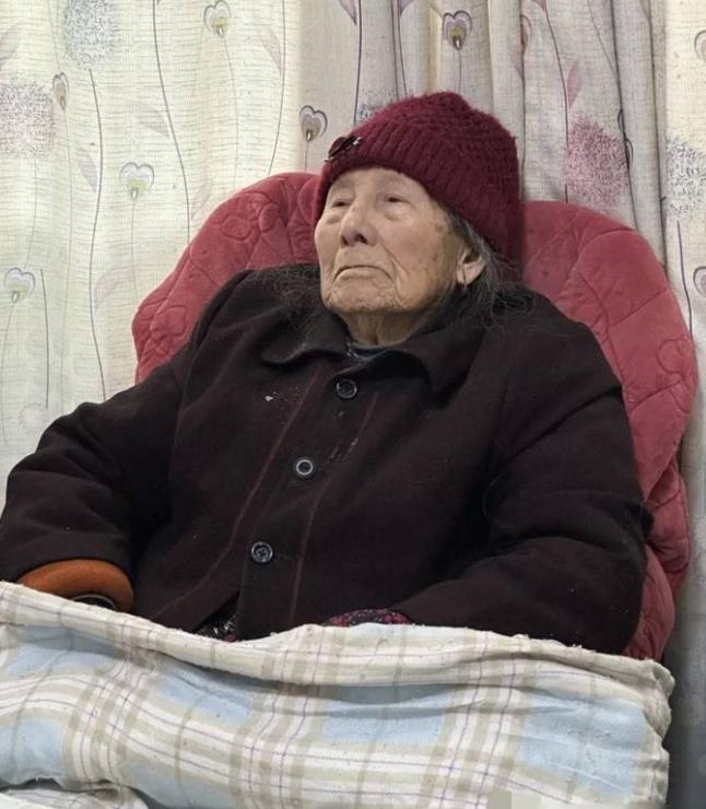 脸都不要了！福建泉州，一位女子应聘成为住家保姆，负责照料年迈的老人，双方约定月薪