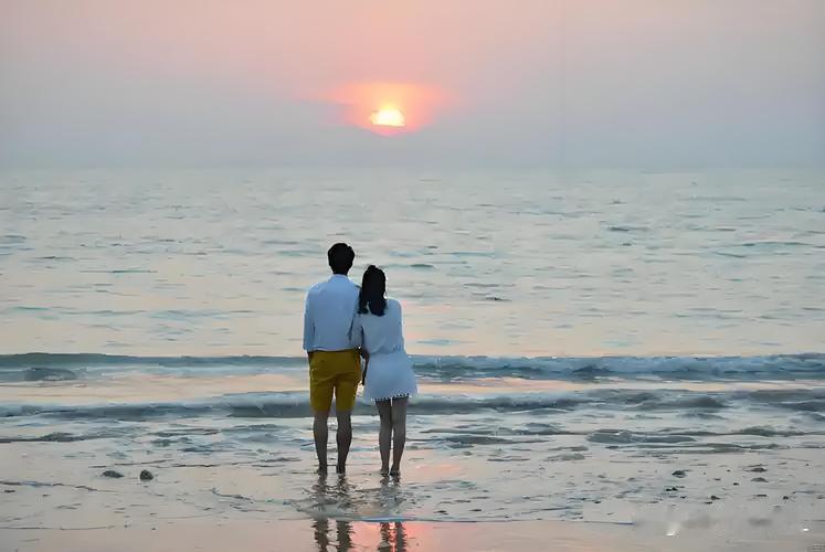 两性关系：女人被你抱住后有这三种反应，说明她已偷偷喜欢你！在两性互动中，身体