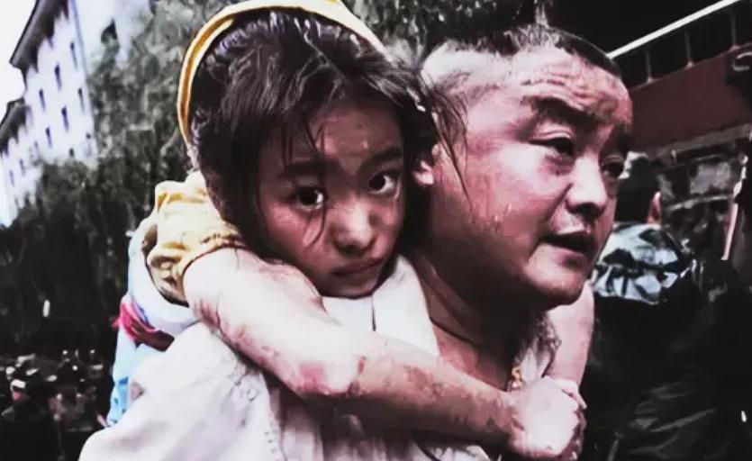 2008年，汶川地震，11岁的李佳芹被埋在废墟下十几个小时，她的父亲却不顾他人的
