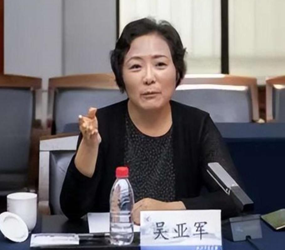 2012年，一对豪门夫妻离婚，男方分手200亿。不久后，他购买了别墅，还迎娶空姐