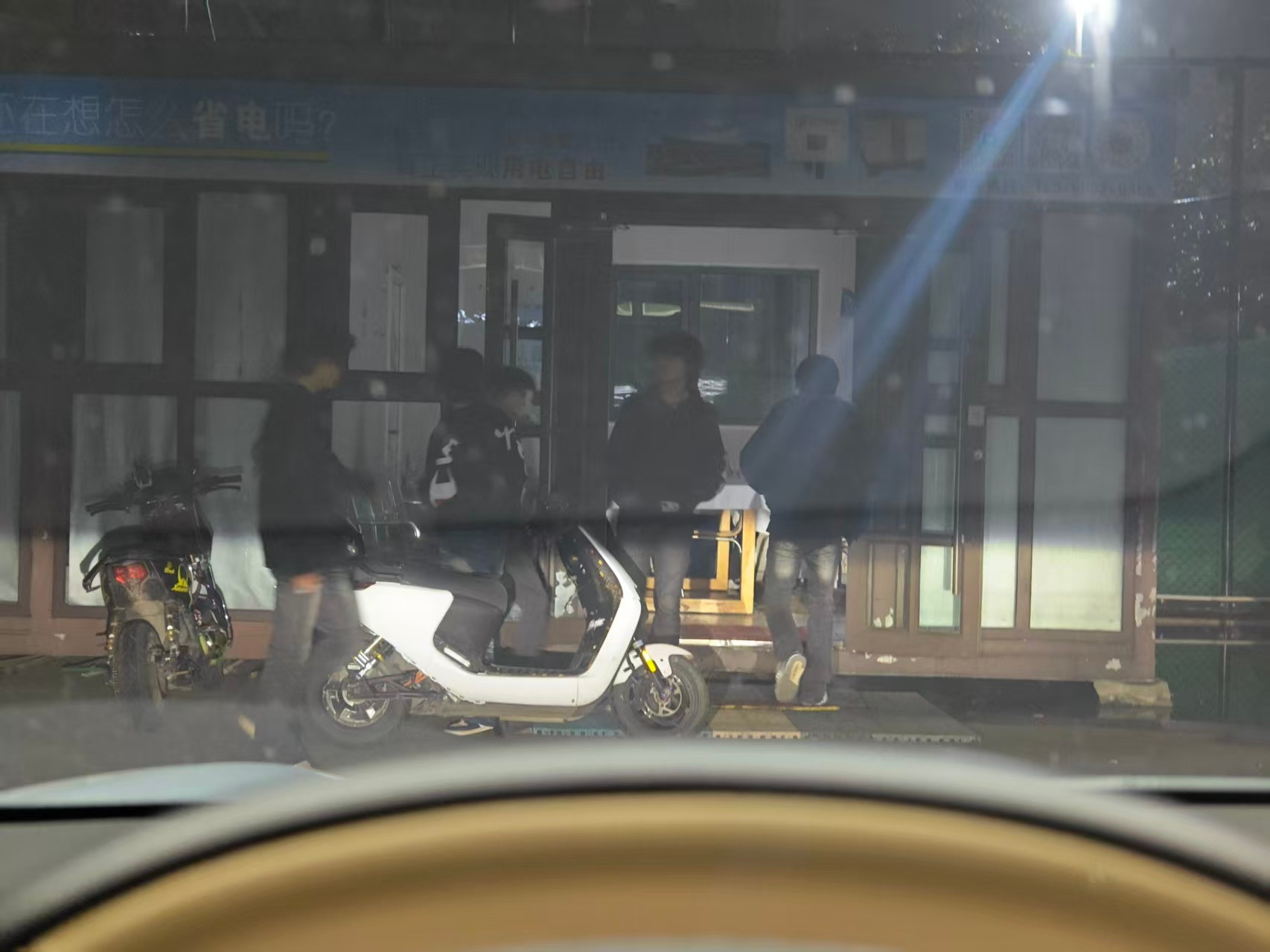 朋友在芜湖投资了个充电站充电站里搞了个小凉亭，让顾客们进去喝水、休息。结果悄悄的