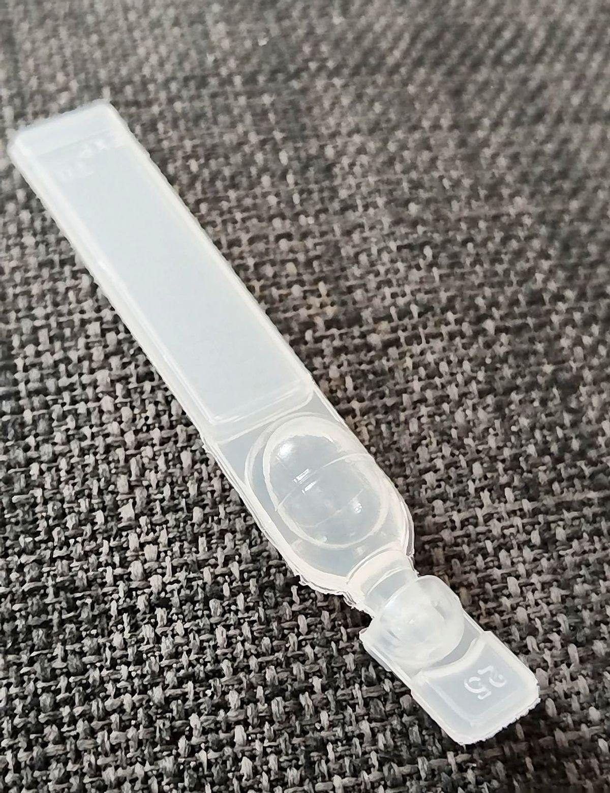 工棚里晾个内衣，隔壁兄弟瞥了一眼，俩人谁都没说话。不是没尴尬，是早习惯了。衣