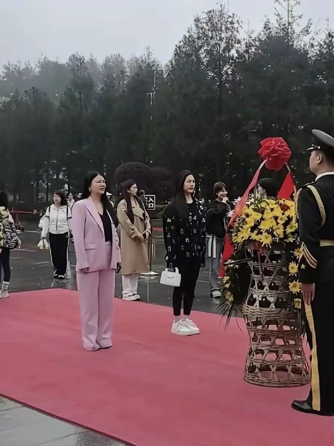 李湘瘦得太狠了，有钱有闲还是在意身材，瘦下来确实更健康。​