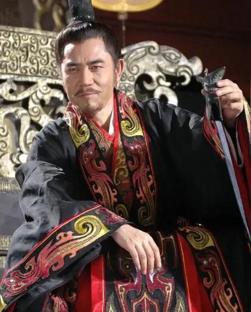 什么是推恩令呢？直白点说是这样的。推恩令之前，你是河南王，你死了之后，你的嫡长