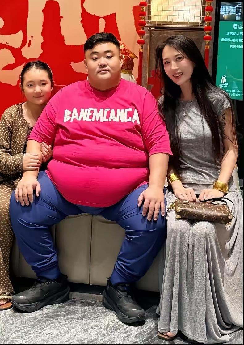 胖子福气满娇妻戴金环一家升紫气喜气必连天