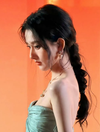 天呐!宋祖儿瘦成一道闪电，手臂细如话筒