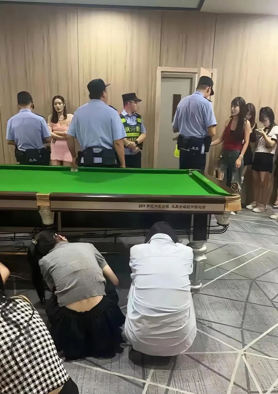 啥情况啊？难道台球厅里也有异性提供有偿服务？嘿，您瞧，警察叔叔又把在台球厅里