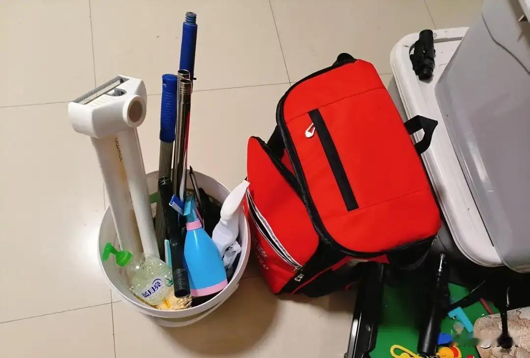 李姐昨天第一次离开公司单干，5个半小时把美甲师阿柠的家从地板缝到油烟机全擦得发亮