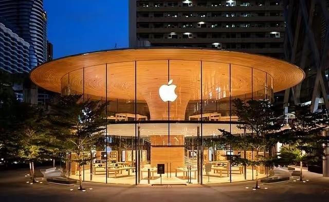 iPhone18Pro开售才半天，数码圈就开始“腻了”。科技博主「科技新一」拿到真机后直言“体验跟i