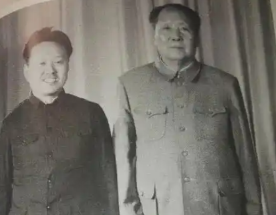 1960年除夕，毛主席一个葱花饼刚吃一半，突然脸色大变，吩咐工作人员立刻把厨师叫