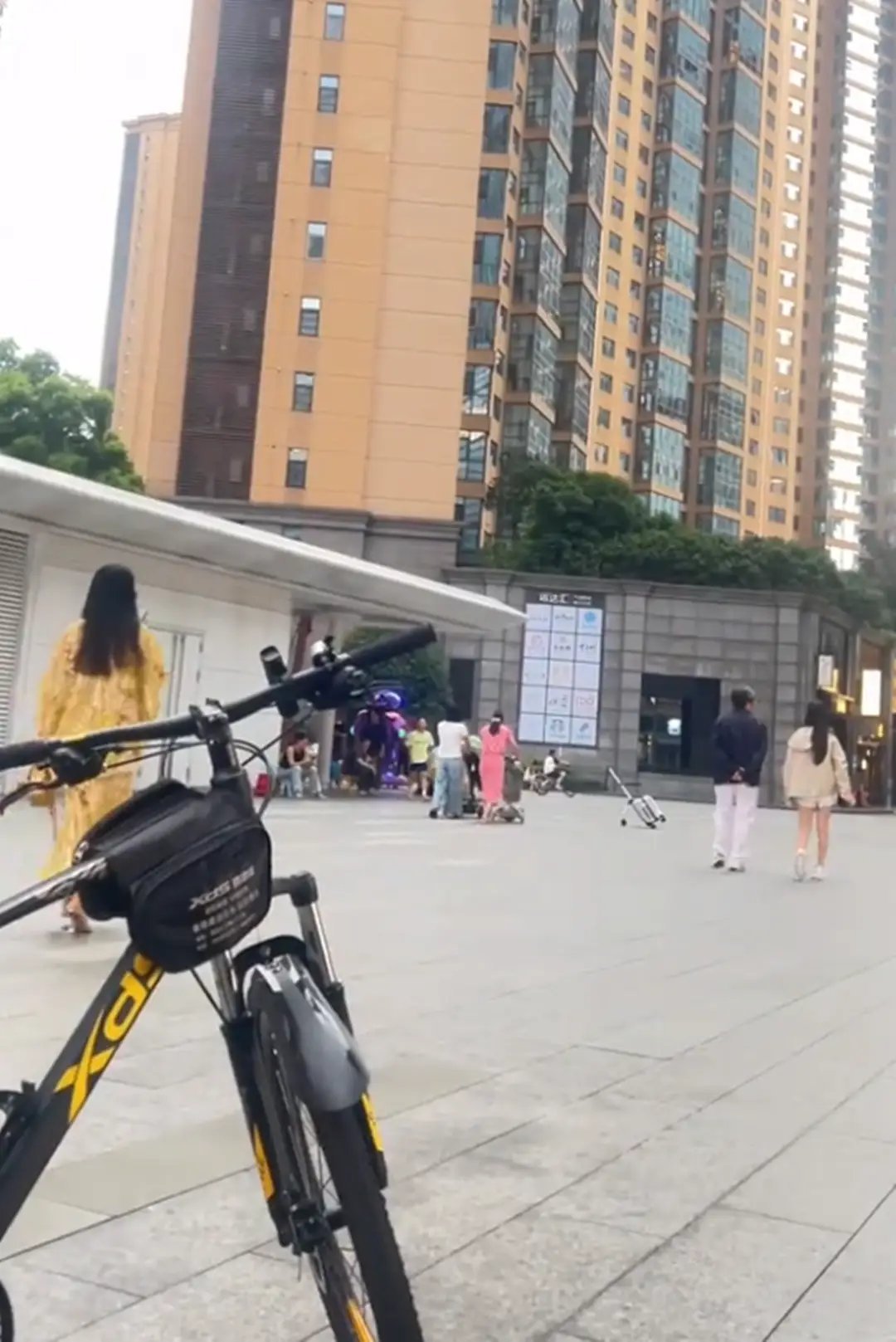 长沙偶遇王诗龄一家，瘦下来的李湘气质终于不土了，看着也就30岁​
