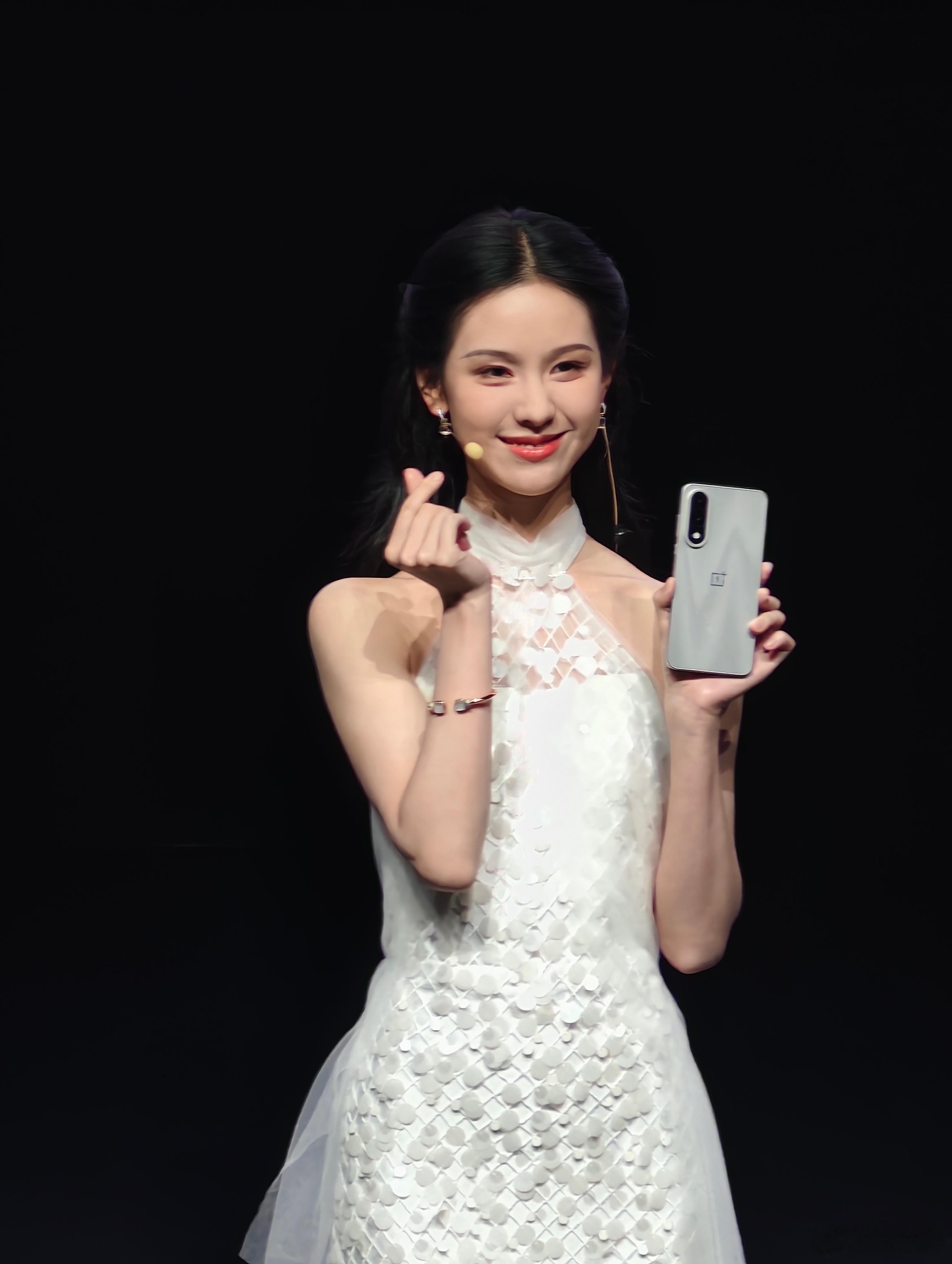 一加Ace5至尊版这也太美了，陈都灵本人上台了，爱了爱了。😘​​​