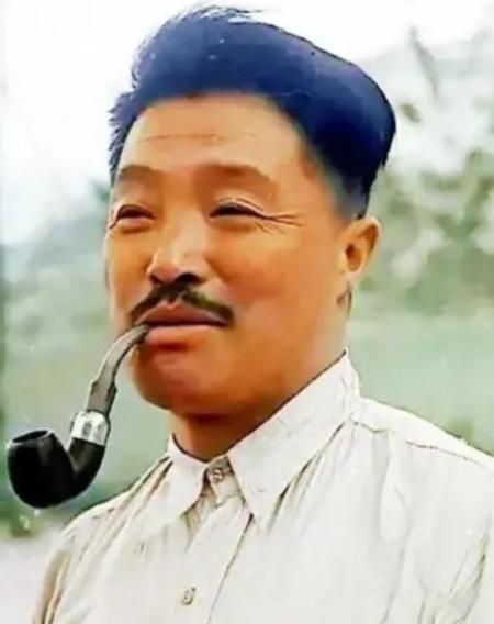 1947年，小河会议结束后，毛主席突然找到贺龙，神色凝重地说：“有句话，我一直想