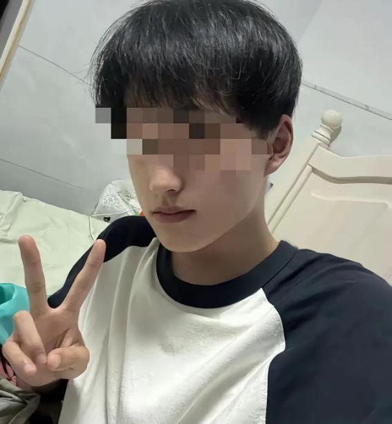 钱转过去，那边秒收，一句暖心的话没有，只有冷冰冰的“水电费”三个字，紧接着就是逐