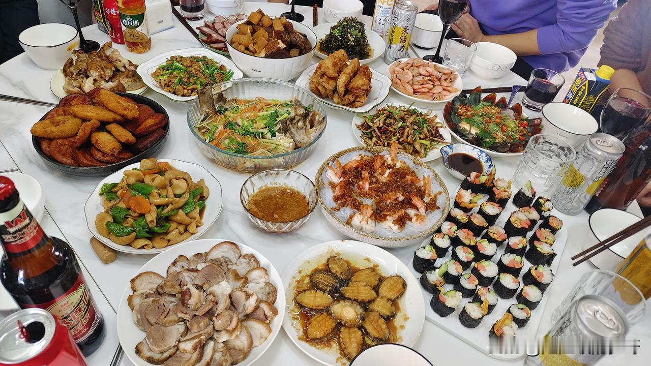 谁能想到啊？满满一桌子年夜饭。一共有16道。最受欢迎的却是这道土豆炖白菜。