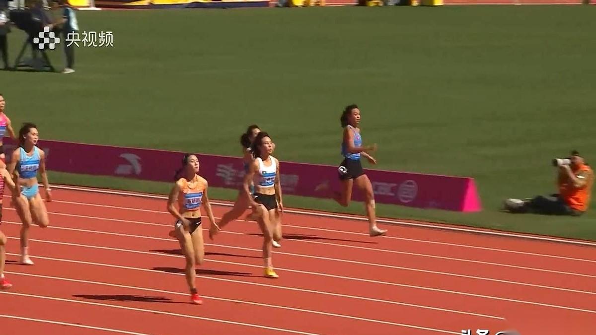 还没开跑呢，镜头就死死地怼着她一个人的脸拍。这待遇，你懂吗？就是明摆着告诉你