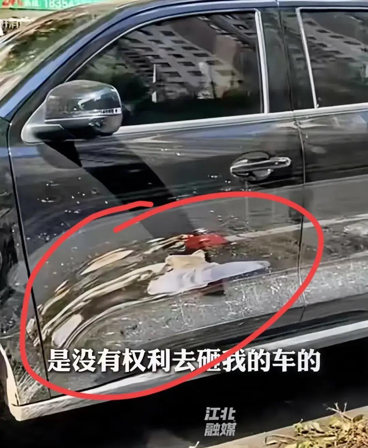活该被砸！7月24日，一女子自驾来青岛旅游，没找到车位，于是就随便找了个路边把