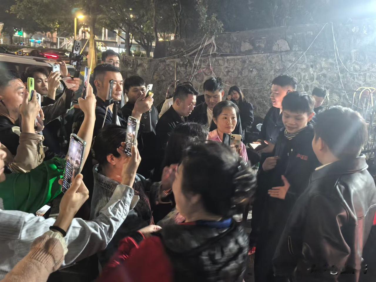 老乡，别光顾着拍照啊，每人至少卖一只鸡吧。这是深圳少年烤鸡老板小陈出名后，被热