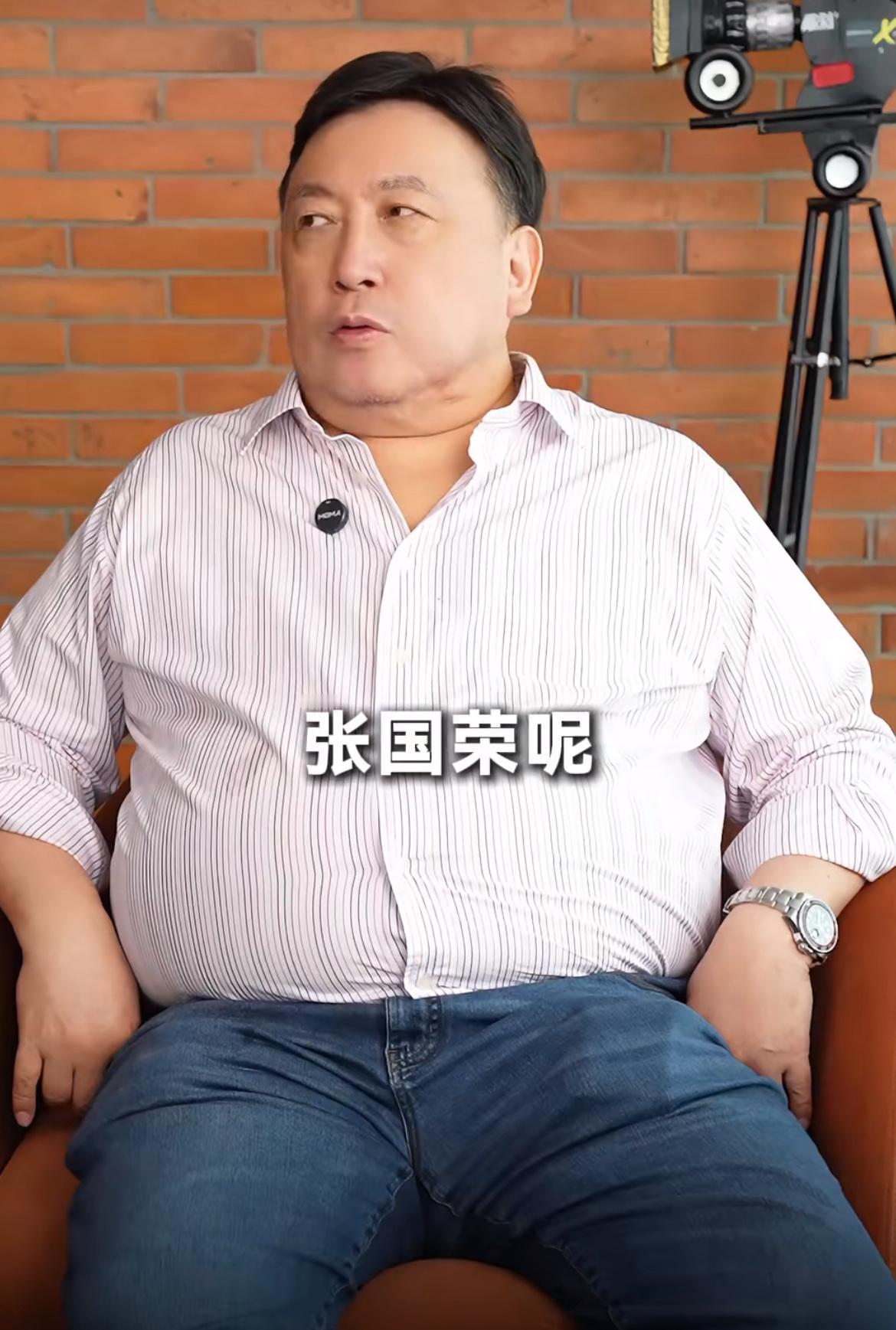 王晶：张国荣刚出道时不红，后来去TVB靠一首《莫妮卡》硬把他捧红了。当年TVB铺