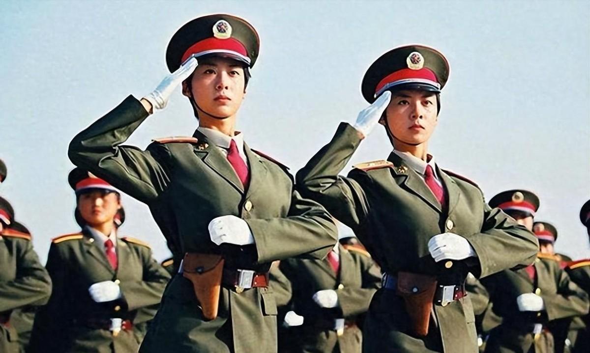1999年国庆阅兵时一对双胞胎军花引发关注，多年后她们是否依然坚守在部队服役呢？