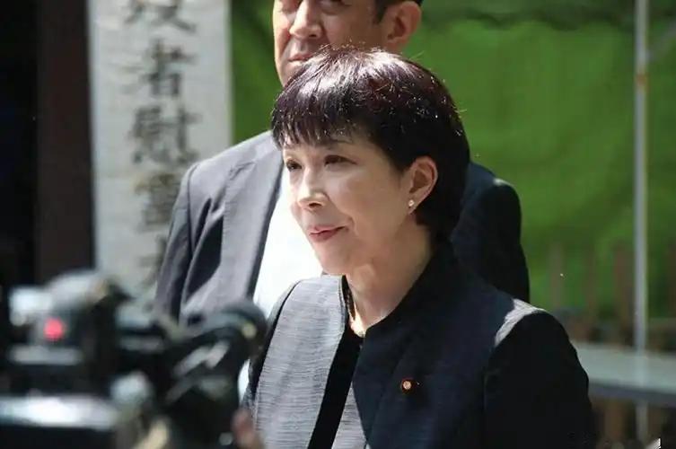 高市早苗和天皇彻底撕破脸！8月15日日本投降81周年纪念日，东京武道馆的全国