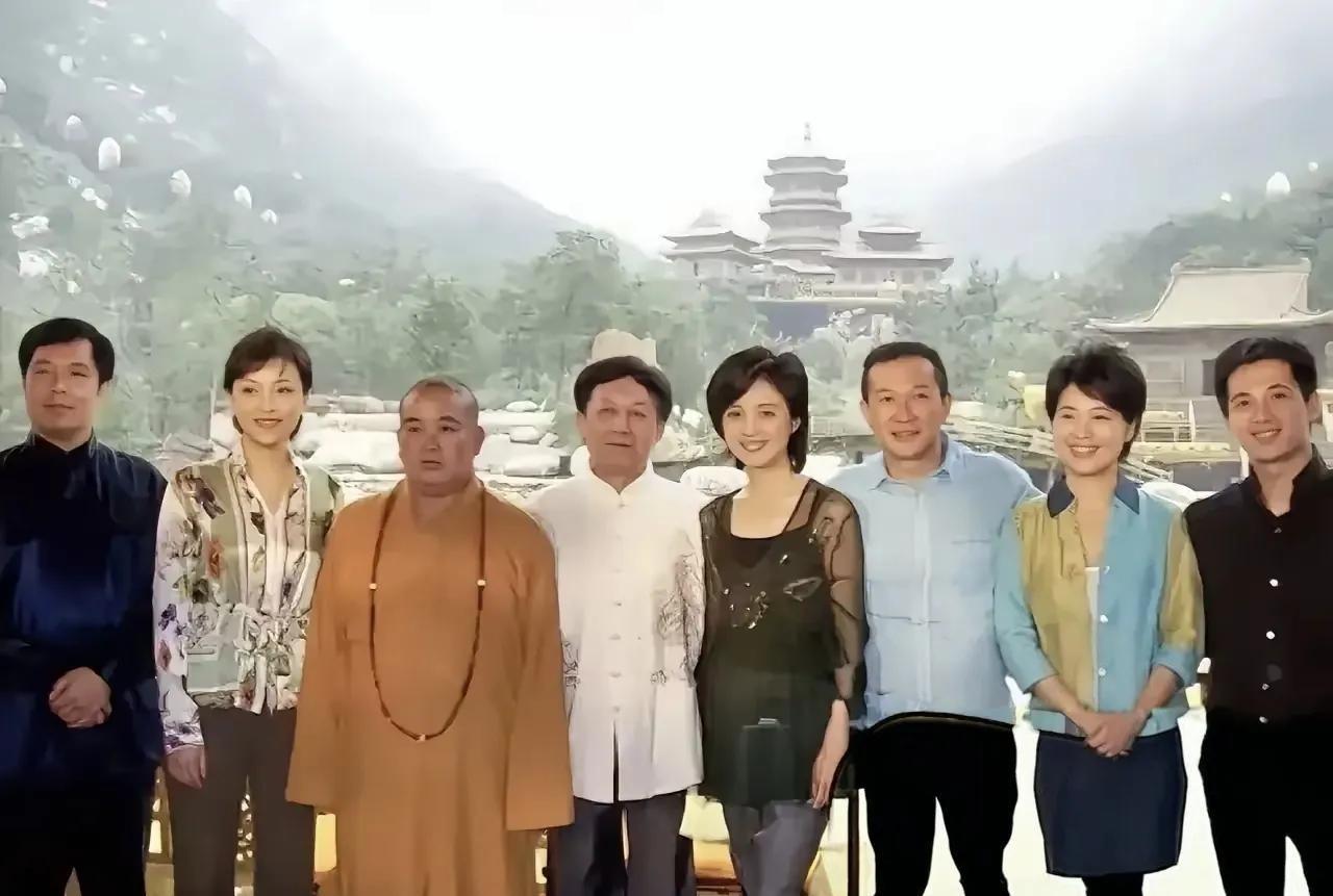 大师与大咖一起合影是谁在欣赏谁？释永信是易中天、杨澜、许戈辉心中的佛，还是三位