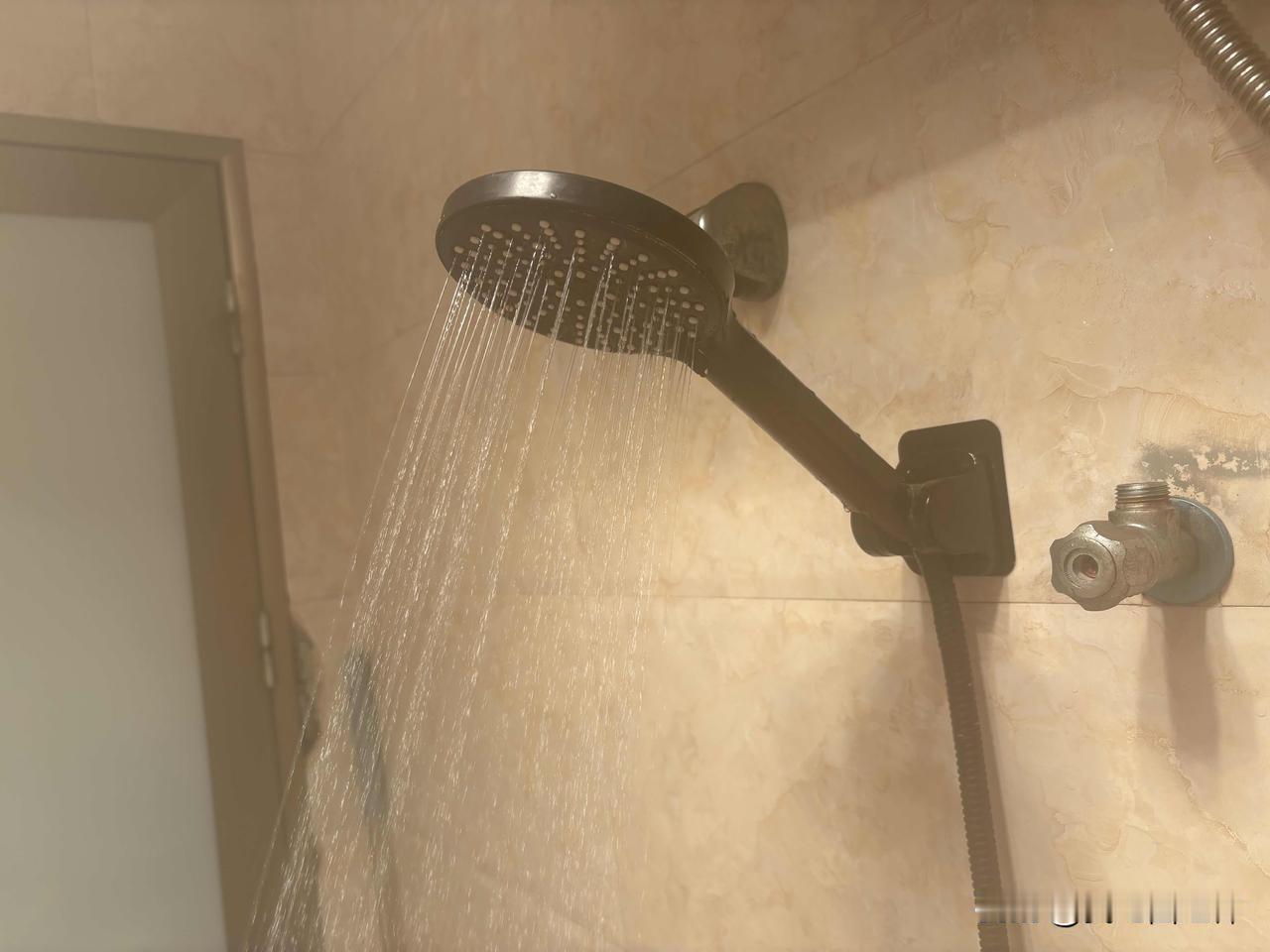 淋浴头水小的原因到底是啥？忍了快十年了找过师傅看，可能水平不高，也没解决。是