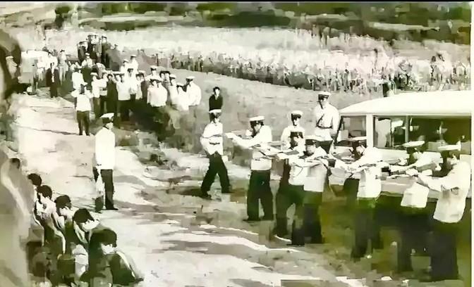 在1983年的严打时期，某地发生了令人震惊的一幕，当时一群罪犯被集中枪决。这些罪