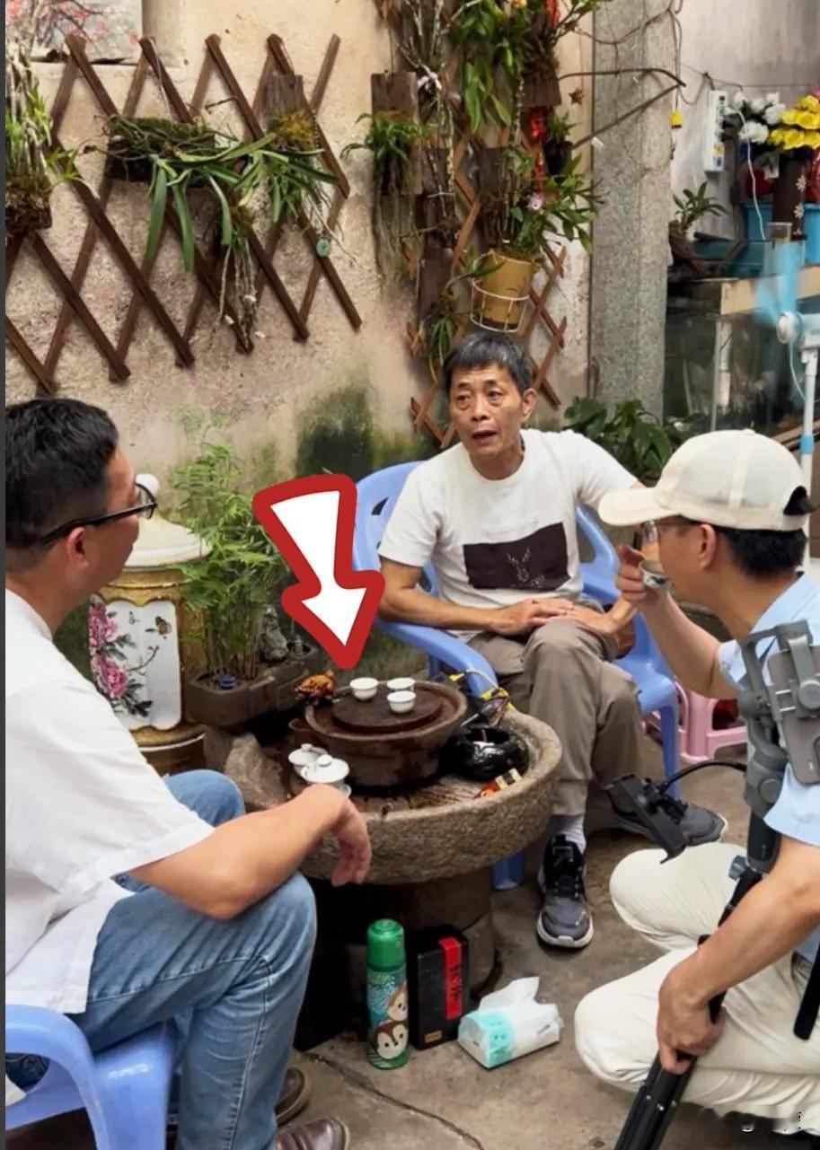 汕头有位守着老宅的大叔，把自家祖宅白给剧组拍了一年戏，一分钱没收。没想到电影上映