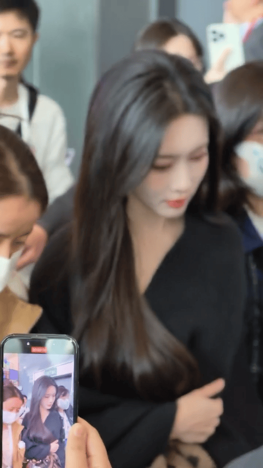 孟子义耀客发布会上班路透美女带着作品走来了！孟子义耀客发布会路透曝光，流光长裙