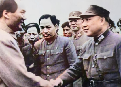 1949年，国民党宪兵司令张镇面临一个选择：共产党代表程潜劝他起义，投靠新政权。