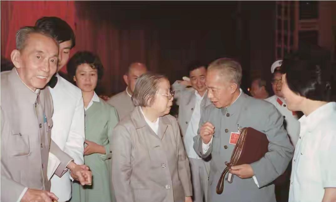 1985年，陈丕显同志（右二）在党的十二届五中全会上和邓颖超同志（中）亲切交谈时