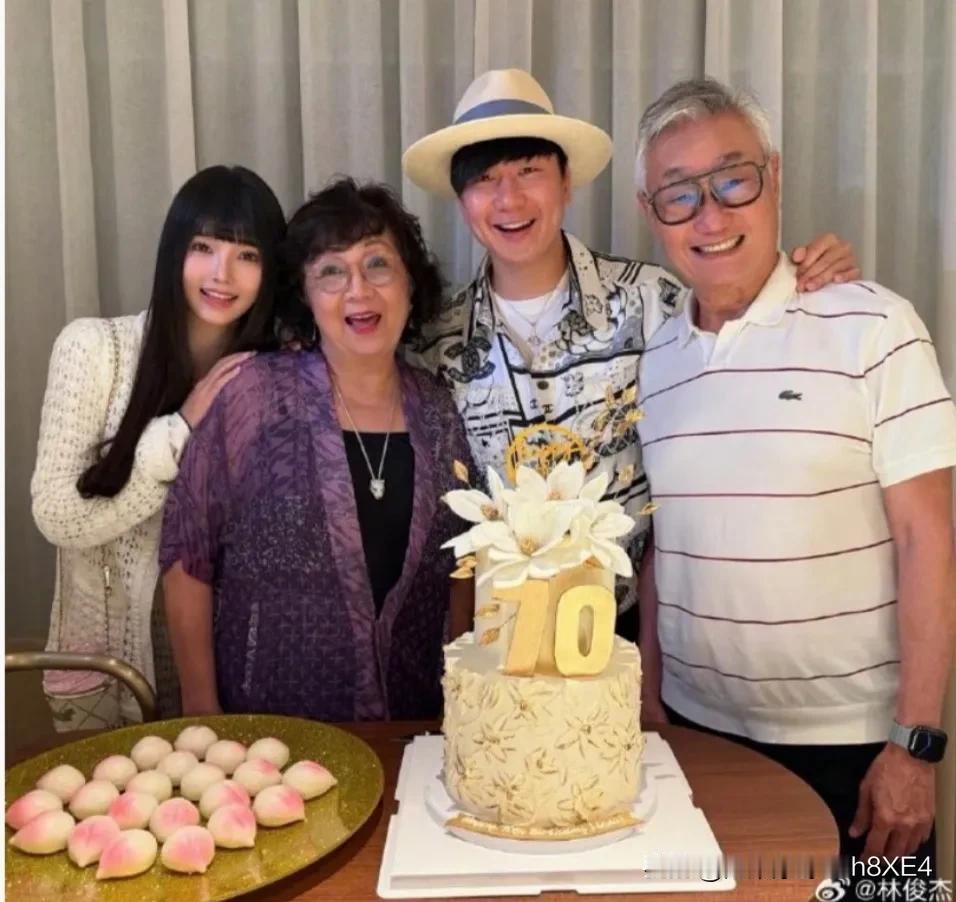 还是明星和资本会玩！林俊杰刚公开的小女友七七，其同学爆料称，七七是富豪千金！