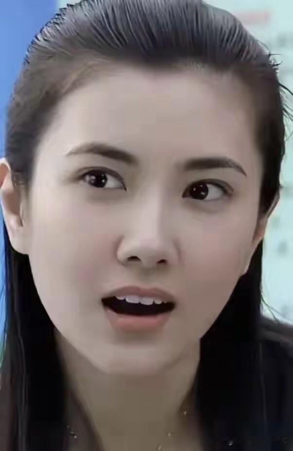 她好美啊，都40多岁了还是十分的年轻貌美，发型也梳的好精美，气场真的好强，气质不