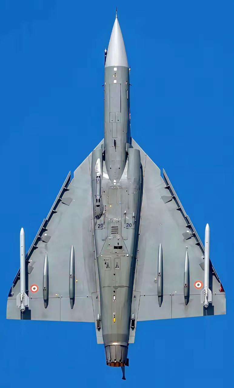 光辉战机的肚皮和背面的高清图，这设计漂亮吧？天鹅脖子+三角翼。无尾三角翼的缺