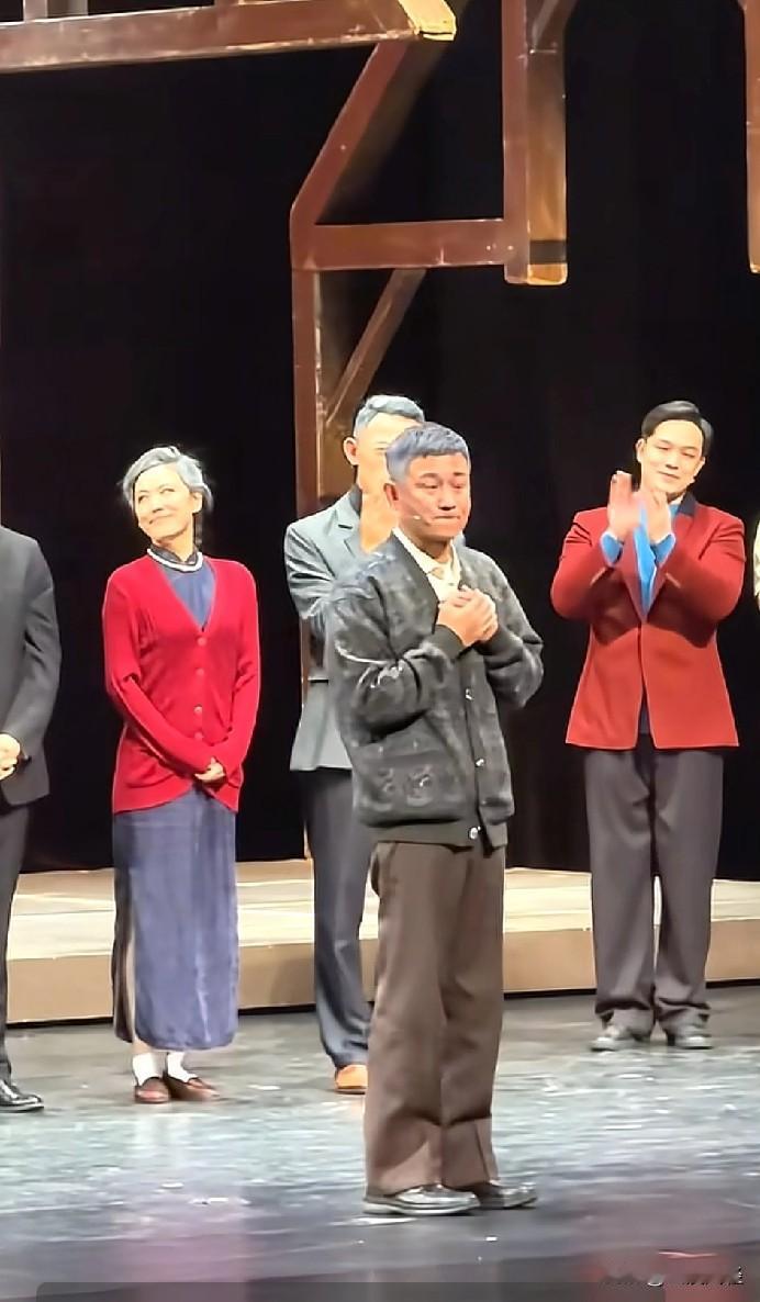 我问闺蜜：文章现在怎么感觉整个人都缩了的感觉。闺蜜说：命运会打服每一个不服的人。