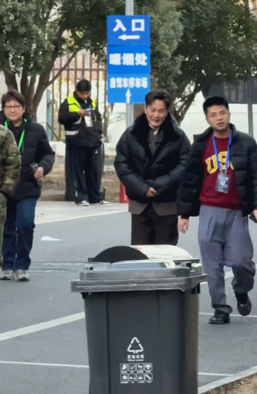 58岁的张信哲，去录制综艺《有歌》，早早等候在现场的女粉丝大喊：“哲哥，我好很喜