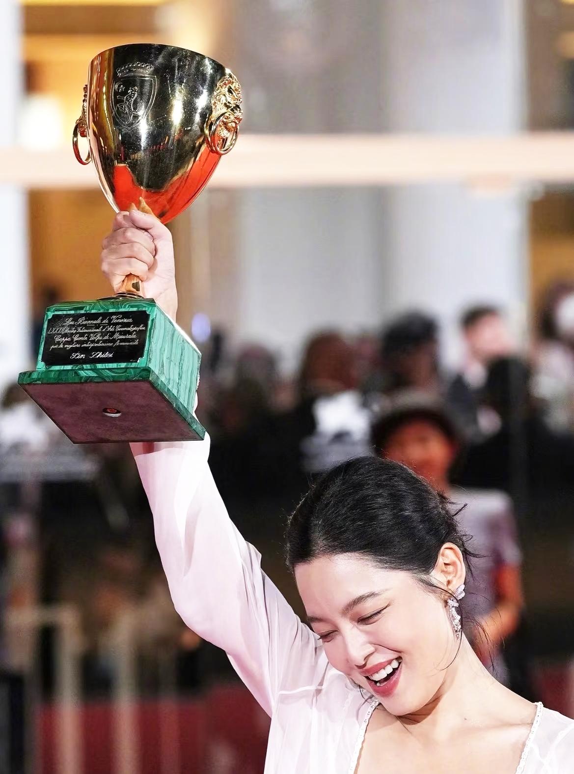 真给咱国人长脸！在12位国际明星里脱颖而出！直接把威尼斯影后拿下了！辛芷蕾