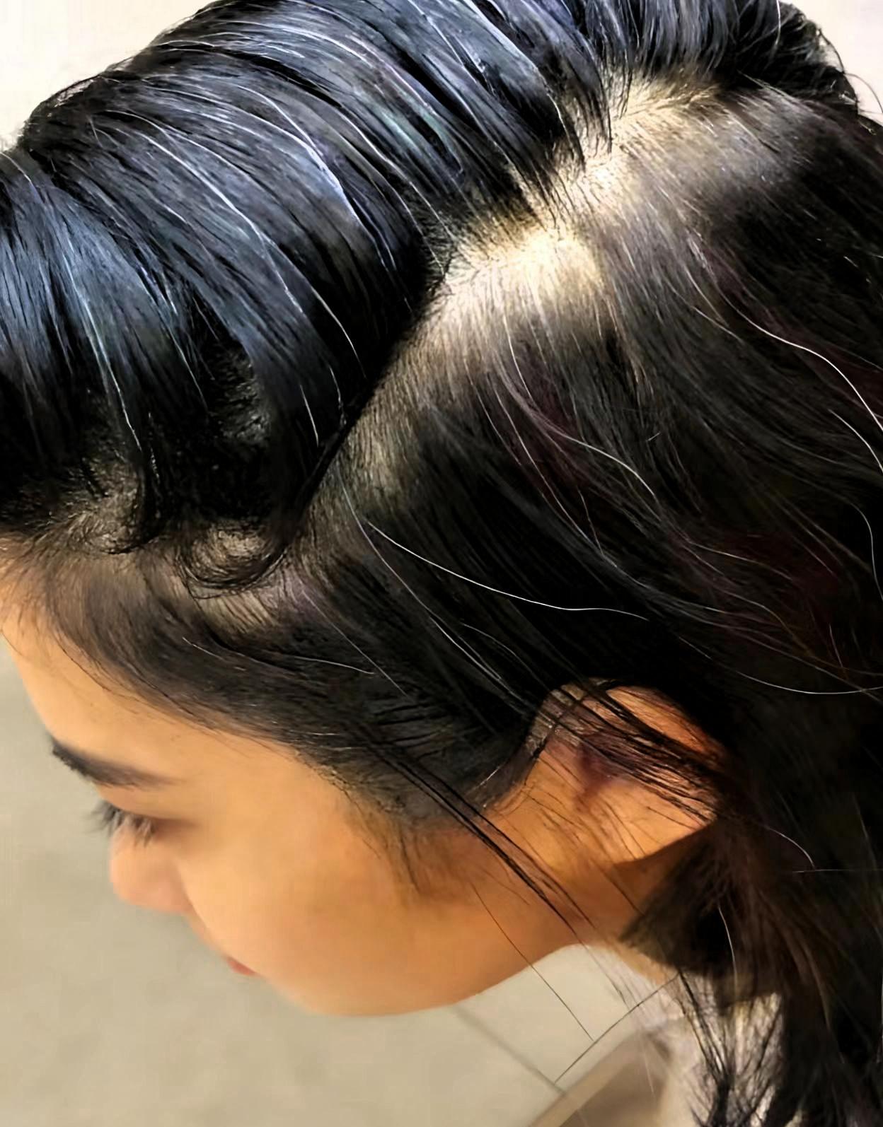 我发现，头发是比较容易发白的女人，都有的一个特点就是年轻时拥有一头粗硬发