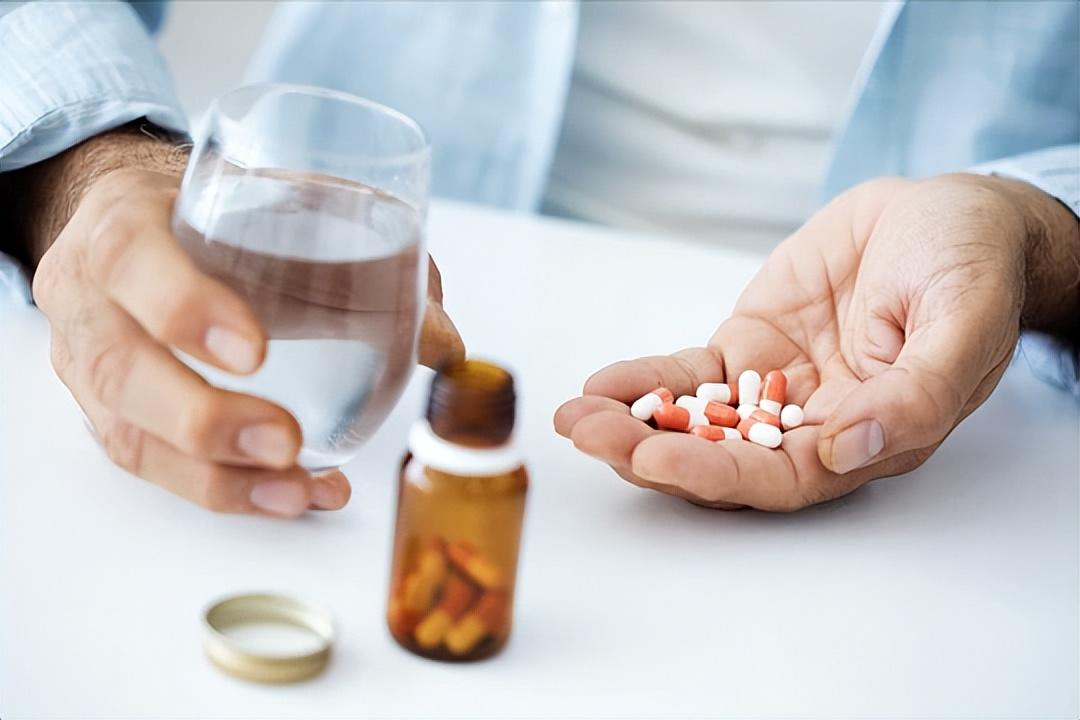 44岁阿姨中毒身亡！提醒：吃完他汀药千万别碰这些，中老年定要看他汀类药物是目