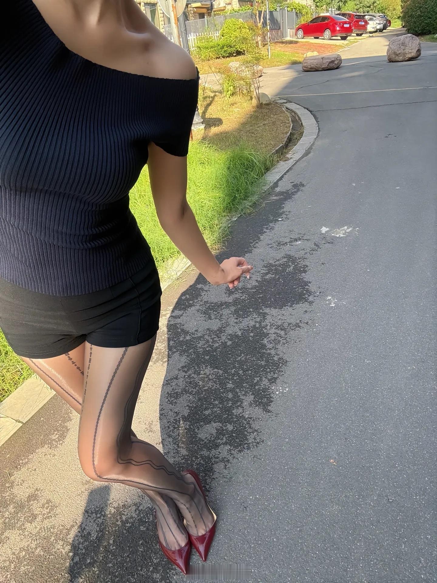 第一次穿虾线丝袜出门[捂眼睛]​​​