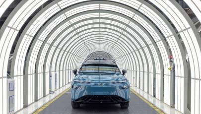 3月13日，大众与众08（大众与小鹏首款联合开发纯电SUV）在大众安徽正式投产，